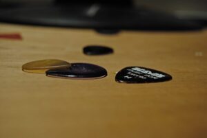 ピックの材質によって音や弾き心地はどう変わるのか?